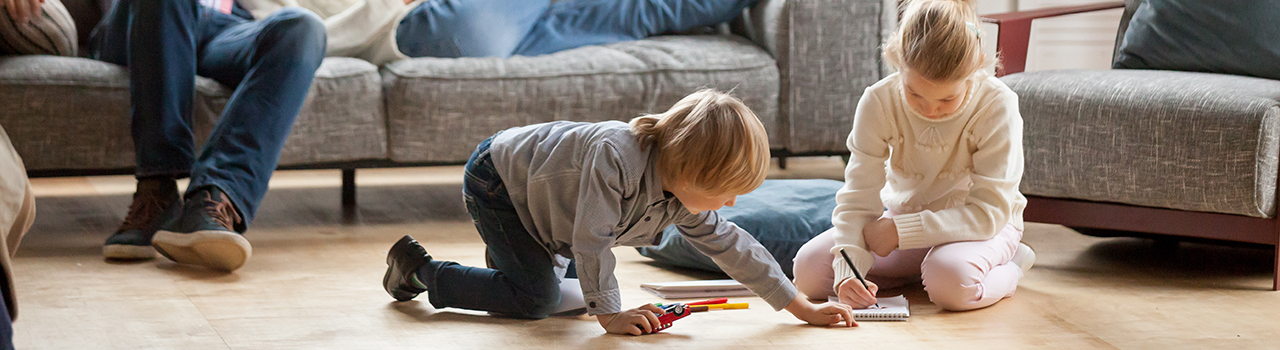 kinderen in woonkamer