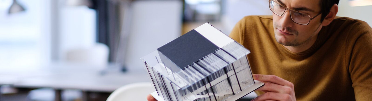 Architect bekijk maquette