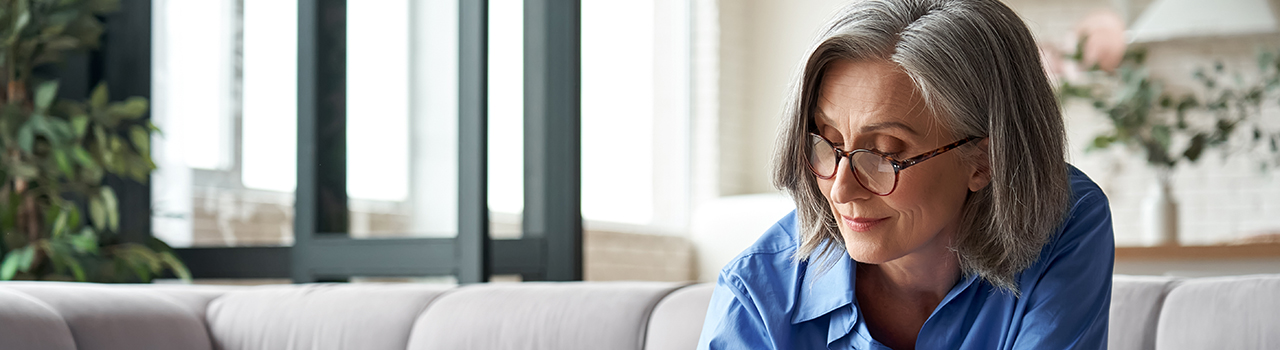 vrouw schrijft op de bank
