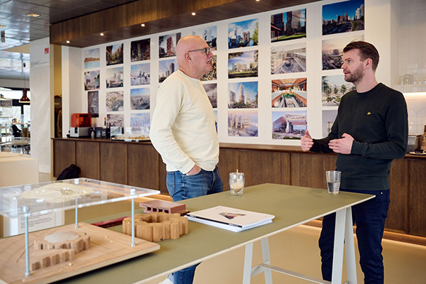 2 deelnemers architectenpensioen in gesprek met elkaar